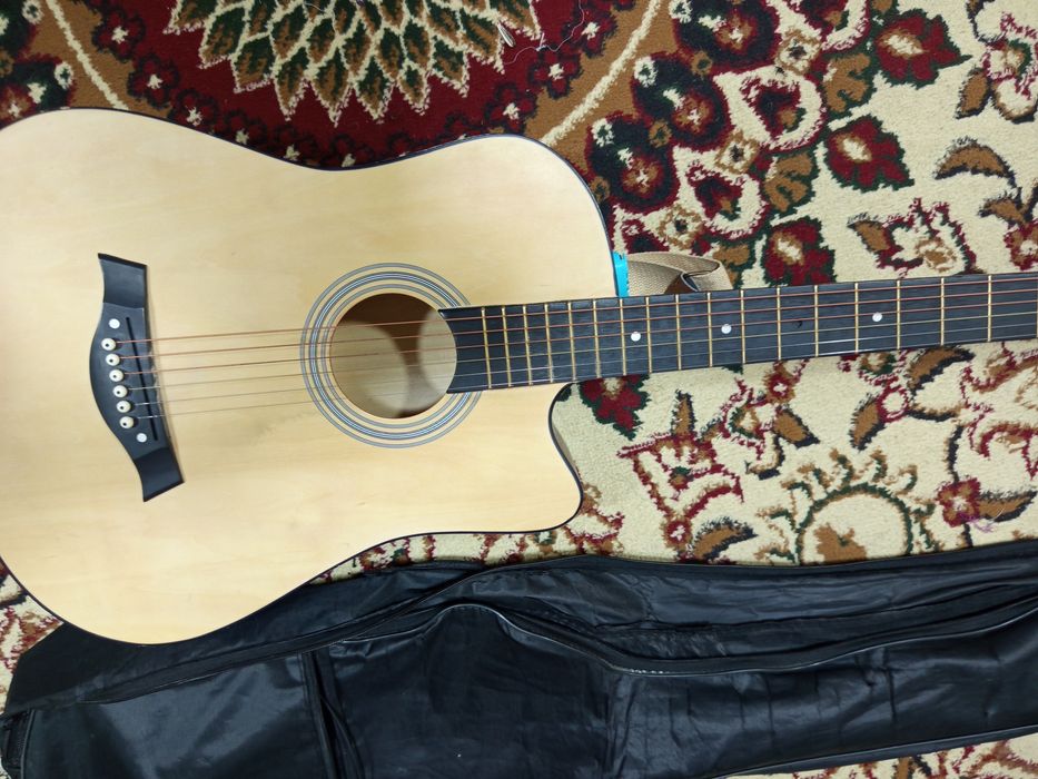 Akkustik gitara sotiladi