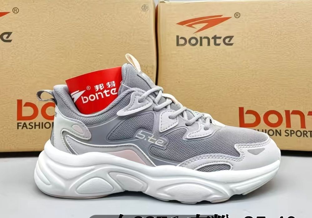 Новые женские кроссовки