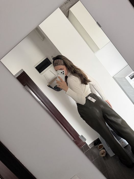 Pantaloni superbi din imitație de piele Mango