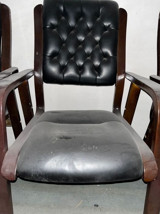 Осындай орындыктар бар