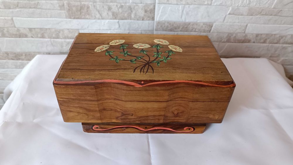 Стара дървена музикална кутия за бижута