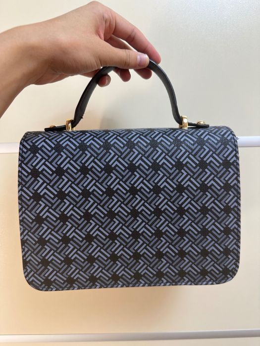 Дамска чанта с дълга дръжка