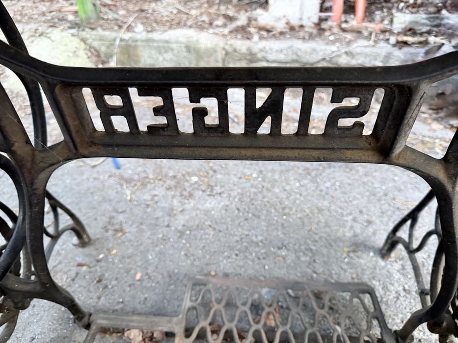 Ретро шевна машина с маса