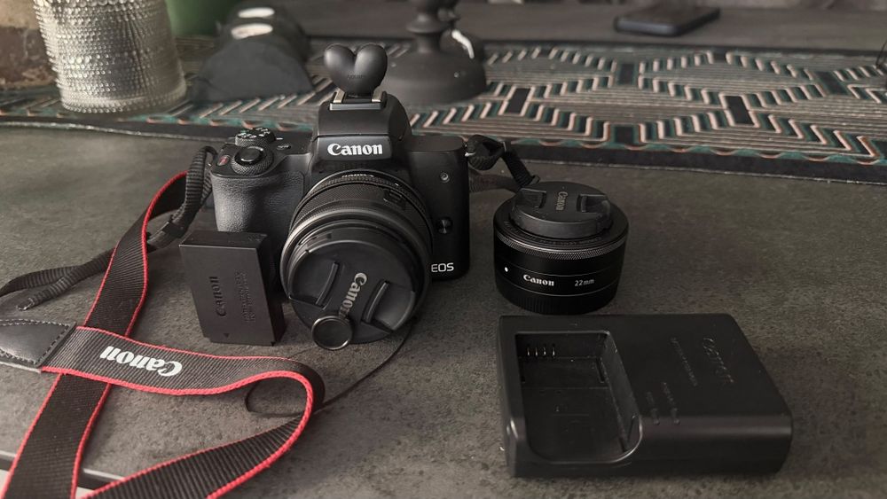 Canon EOS M50 Mark II + 15-45mm IS STM + 22mm f/2 STM + 2 baterii + Card 64GB + Cutii originale – Kit complet