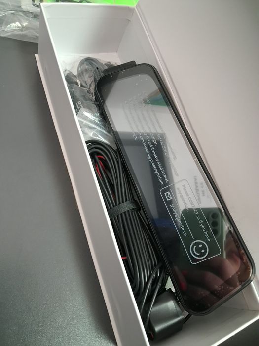 видеорегистратор (dashcam), който се монтира върху или замества оригиналното огледало за задно виждане в автомобила.