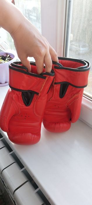 Продаются боксёрские перчатки кожаные