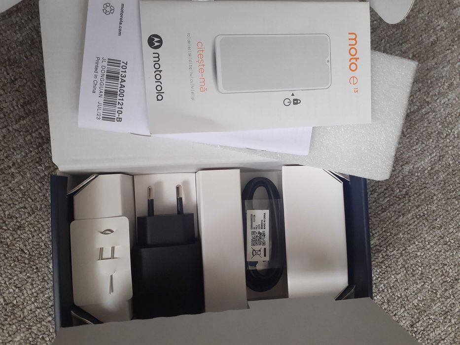 Чисто нов Моторола Мото е13 + кейс и протектор