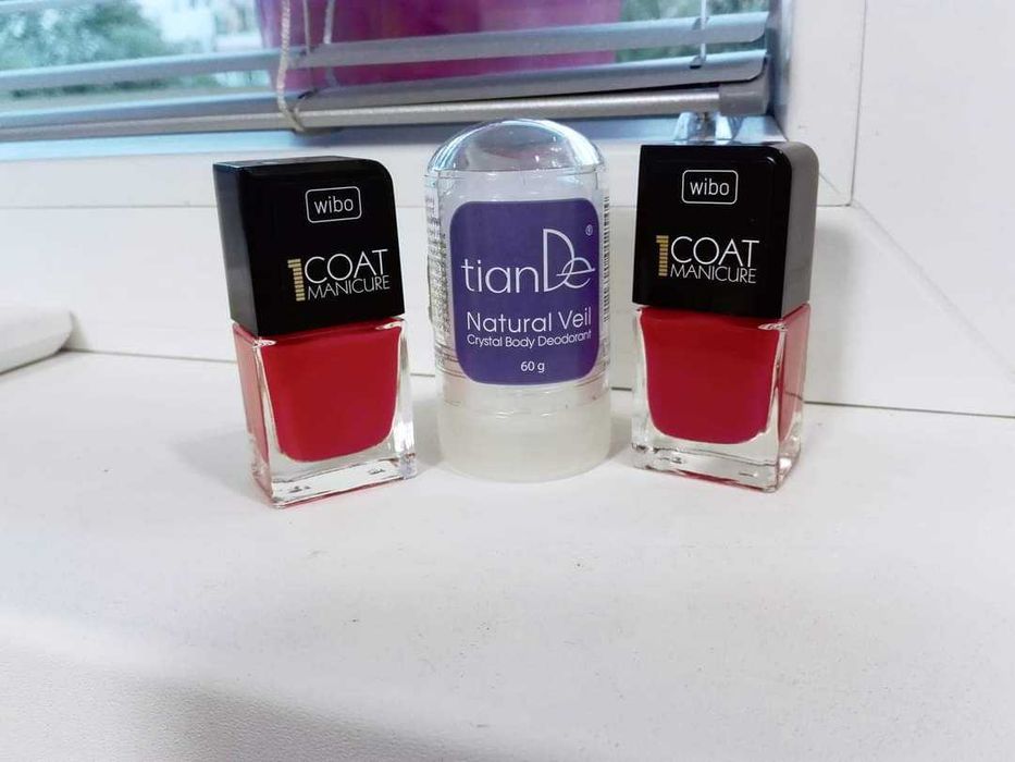 Бели маратонки със сребрист кант