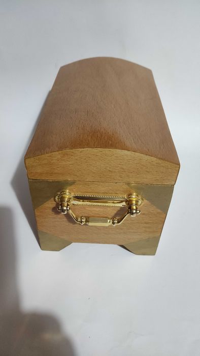 Дървено сандъче с облицовка и метален обков