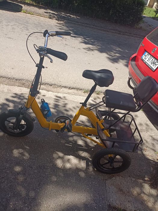Vând tricicleta cu 3 roti