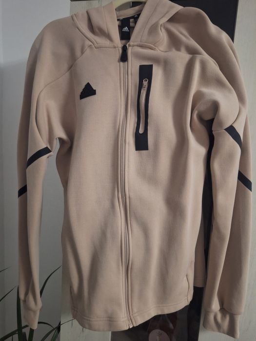 Vând trening Adidas, de culoare bej!