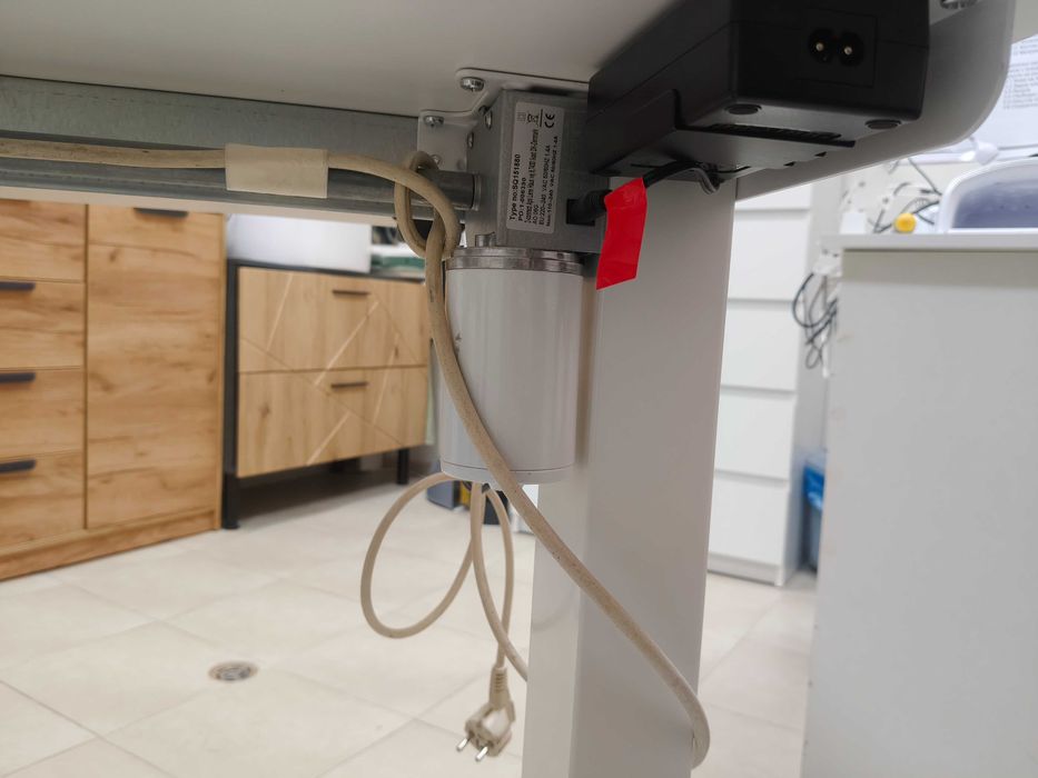 Регулируема работна  маса