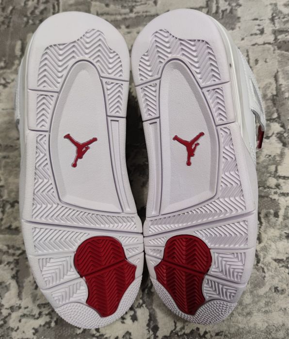 Jordan 4, University Red, 42 EUR