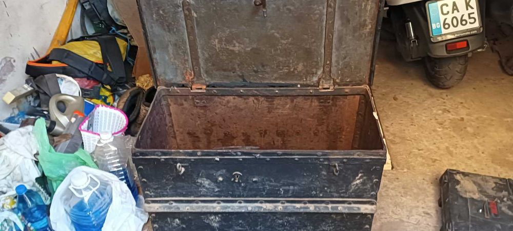 Старинна метална ракла