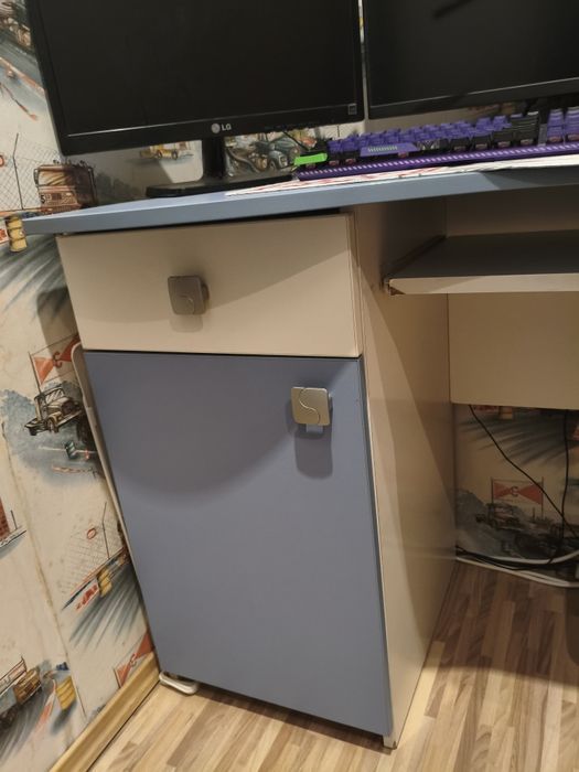 Дестко легло на два етажа, ъглов гардероб и бюро с поставка за компютъ