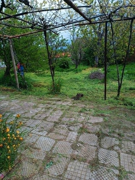 Стара каменна къща с двор 1 декар  - за ремонт