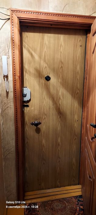 Продам дверь входную с коробкой