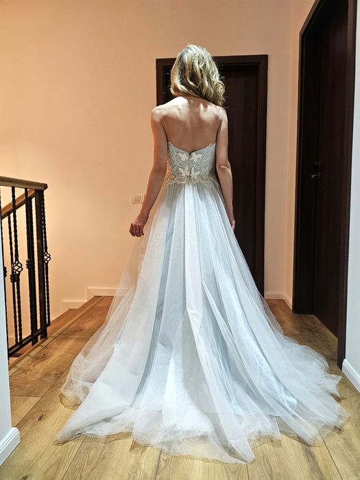 Model: FLUTURI ÎN LUMINĂ

O rochie ca o poveste în care fluturii danse