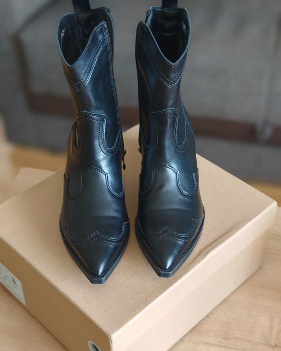 Отдам новые ботильоны казаки 36