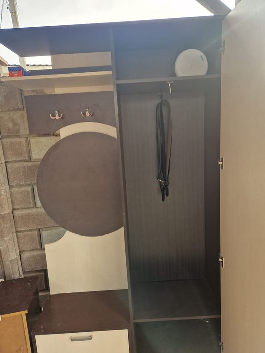 Срочно продам Прихожку шкаф.