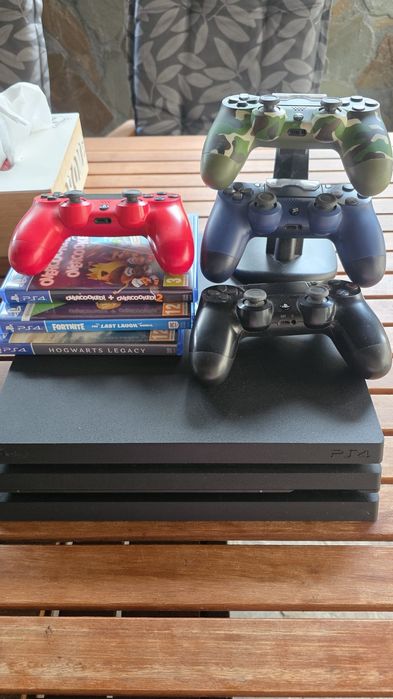 PS4 PRO  1tb storage , 4 controllere