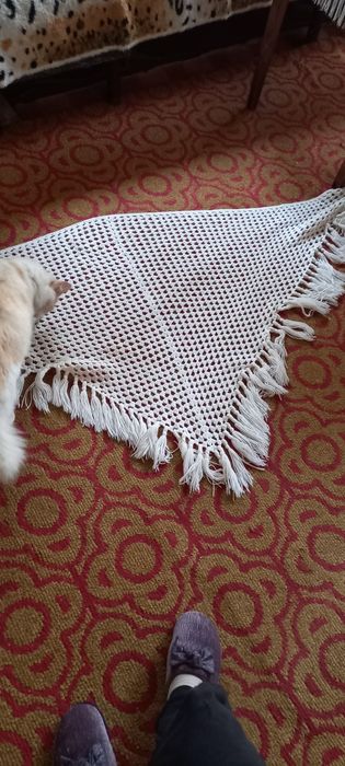 Красивая шаль вязаная.