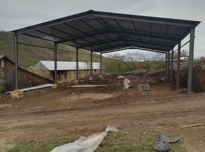 Vând hală metalică de pe stoc 12 m lățime 30 lungime 4 m la ștrasină tot cu montaj la super preț fac și alte mărimi lucrăm fără avans