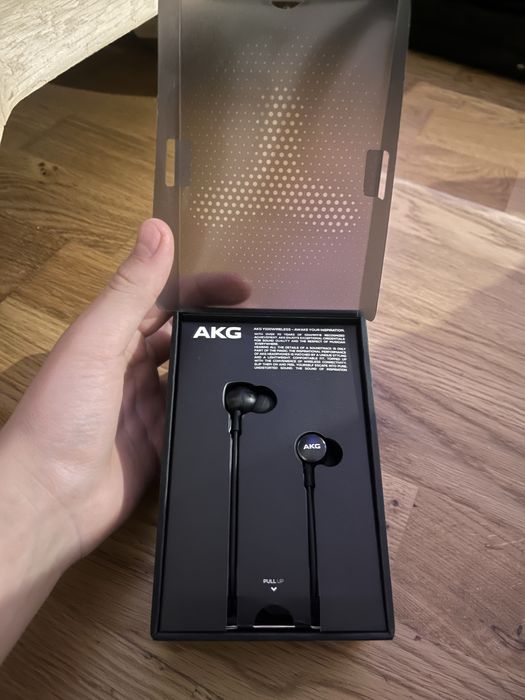 Vand casti AKG.