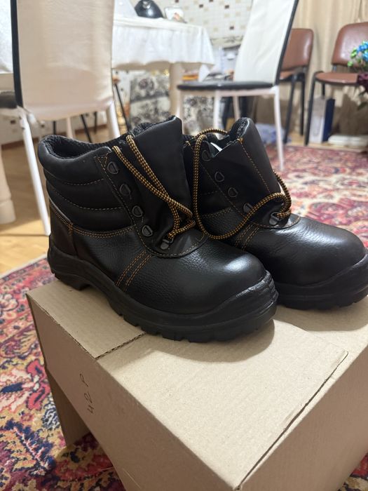 продам новые рабочие ботинки осень 42 р