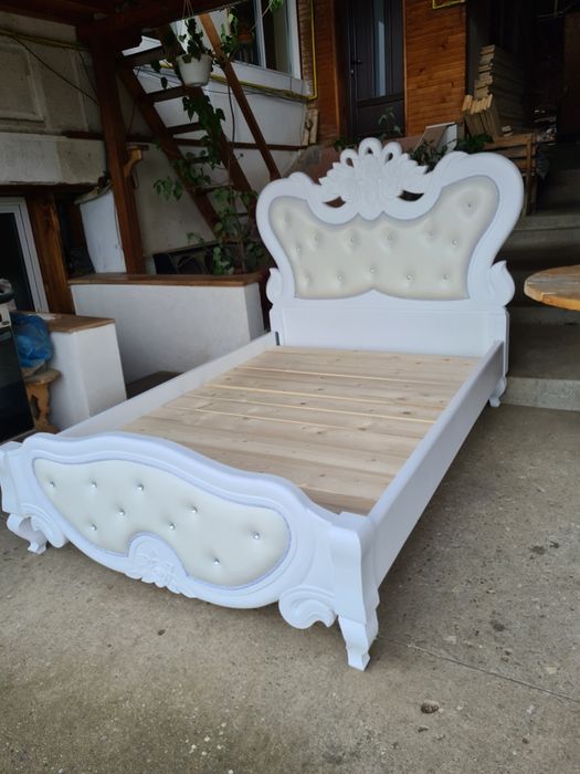 Pat dormitor sculptat alb perlat