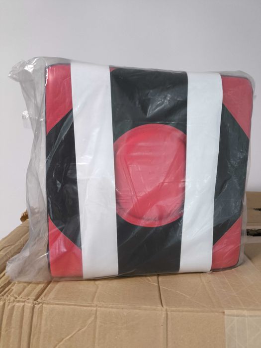 Tinta de box rosu-negru pentru perete