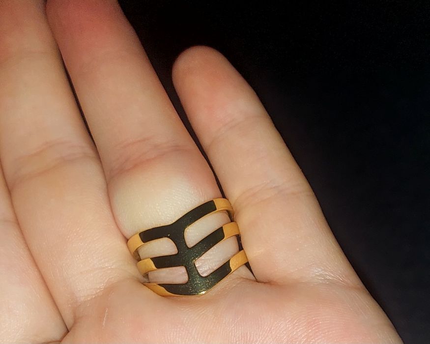 Uzuk , oltin suvi surilgan