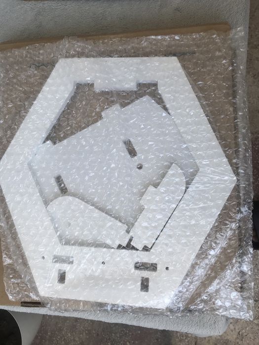 Vând etajere perete noi