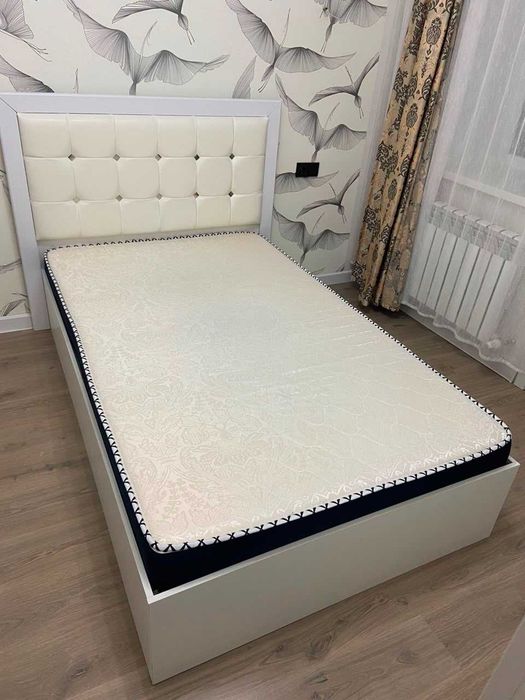 Кровать с матрасом