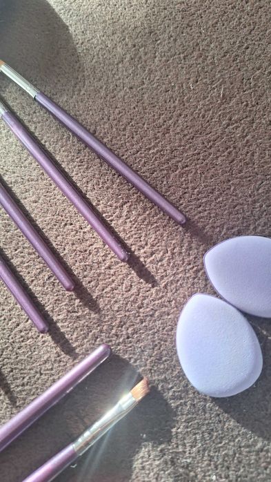 Четки за грим в лилав цвят