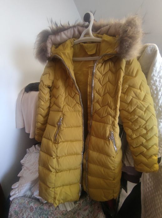 Разкошно топло яке в цвят горчица с качулка и  яка от лисица