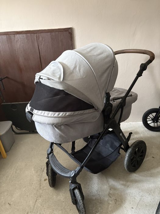 Продавам бебешка количка kinderkraft