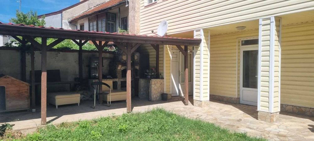 Двуетажна къща с два търговски обекта в гр. Долна баня