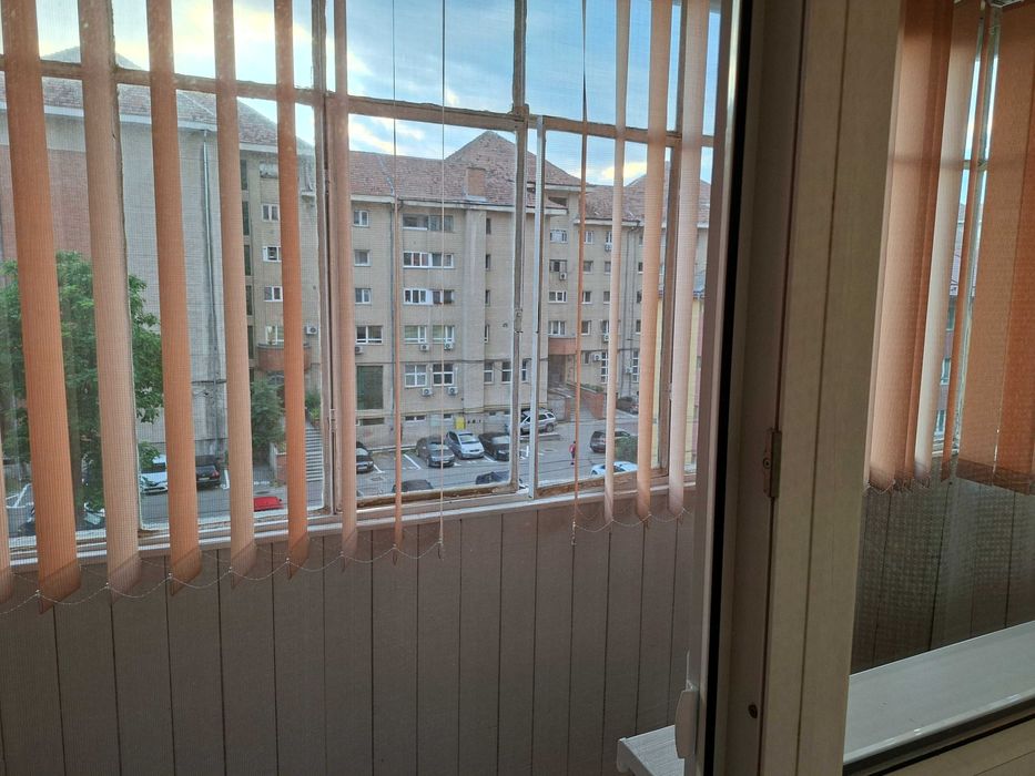 Persoana fizica, inchiriez apartament cu 3 camere, zona Centru, situat in Alba Iulia