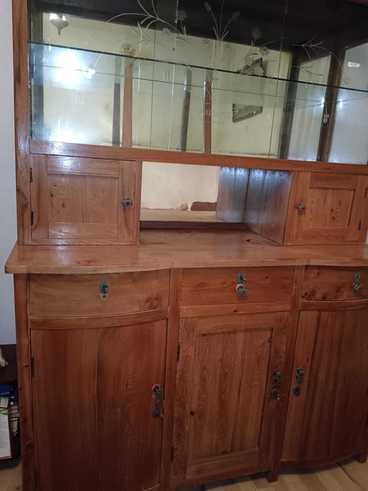 BUFET DIN LEMN DE NUC, vechime 60 de ani, stare perfecta.