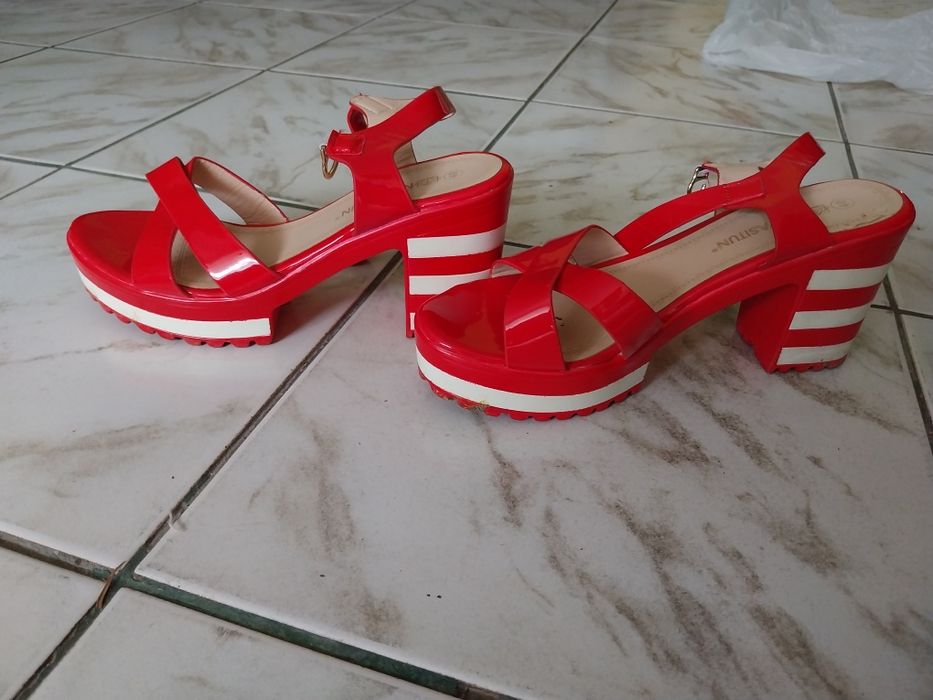 Летни обувки 5 лв. / € 2.55 + силиконови връзки 4 лв.