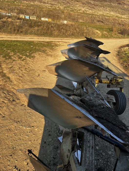 De vanzare plug 4 brazde reversibil