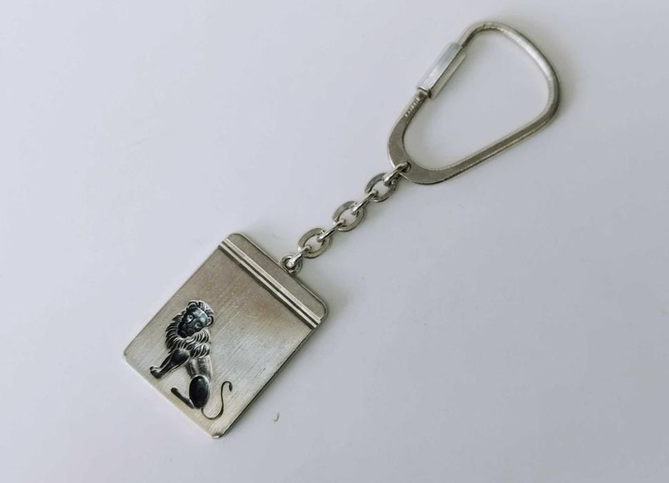 Vechi breloc alpaca , placat cu argint ,  zodia leu