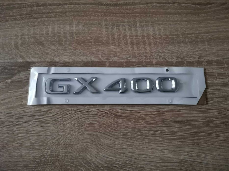 сребрист надпис Lexus GX 400