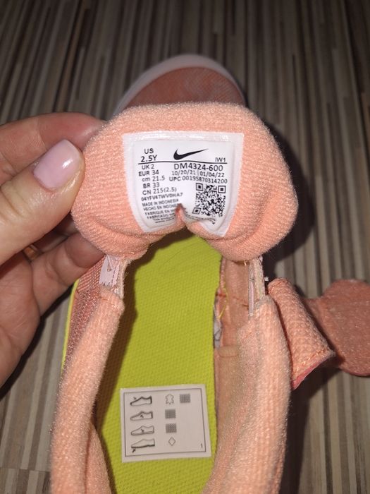 Adidași noi Nike marime 34 (uk2)