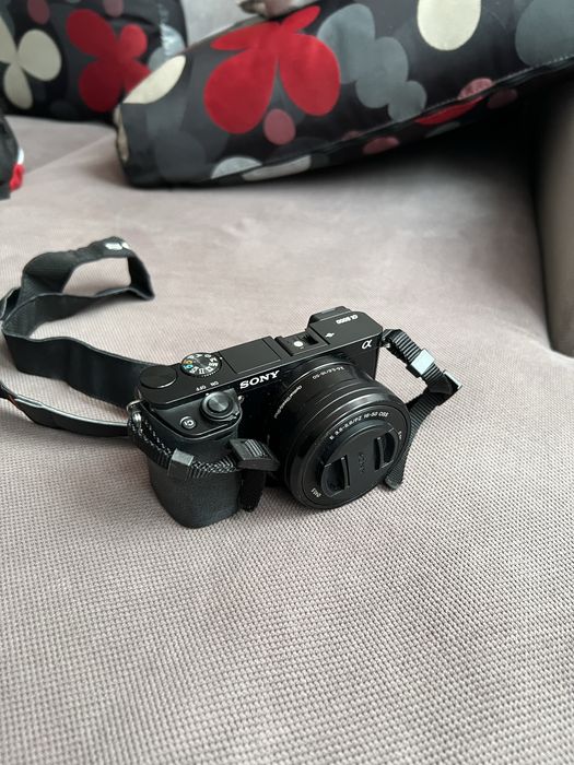 Aparat Foto/Video Sony A6000+ obiectiv 16-50 + husa + carduri+obiectiv
