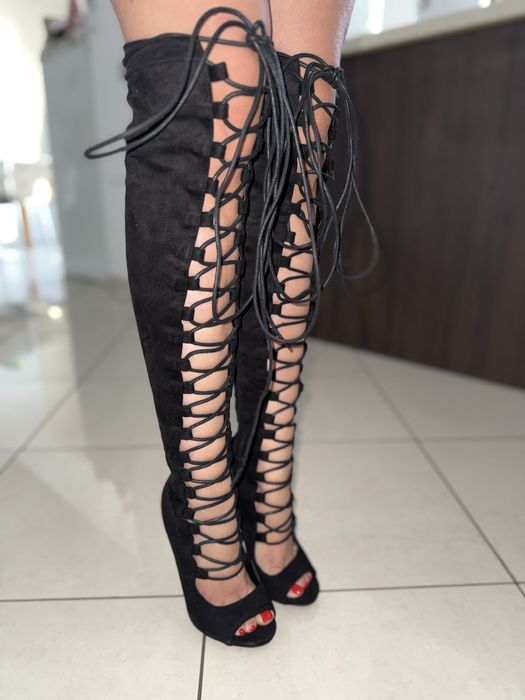 Sandale gladiator cu toc și șireturi