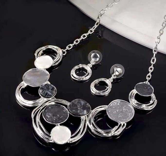 Стилно дамско колие с обеци