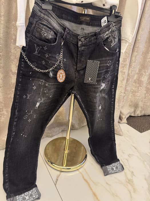 Blugi negri LV si bluza alb  LV de calitate  masuri :s.m.l.xl