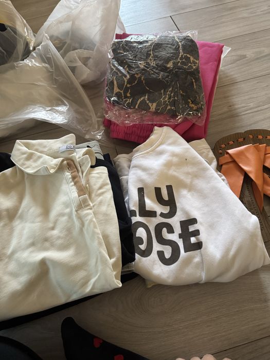 Одежды футболки и теплые вещи и поросковые жениские